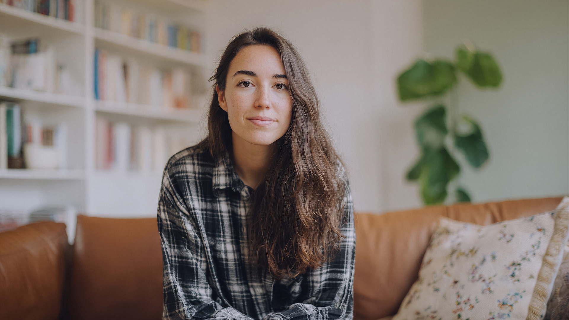 Une jeune femme assise sur un canapé